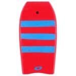 Kleurige surfplank met blauwe strepen en rood achtergrond voor buitenplezier.