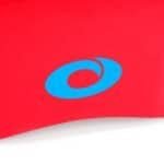 Blauwe Asics-logo op rode achtergrond, sportieve en scherpe uitstraling.
