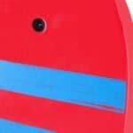 Kleurrijke skateboard met rode en blauwe details voor buitenplezier.