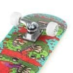 Kleurrijke skateboard met knalrode en groene drakenprint en witte wielen voor buitenplezier.