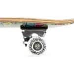 Hoge kwaliteit skateboardwieltje met witte kleur en branding, ontworpen voor soepel rijden en duurzaamheid.