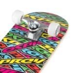 Kleurrijk skateboard met trucks en witte wielen voor buitenplezier.