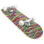 Kleurrijke skateboard met "OSP" branding en witte wielen voor buitensport plezier.