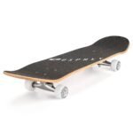 Klein, goede kwaliteit skateboard met zwart deck en witte wielen.