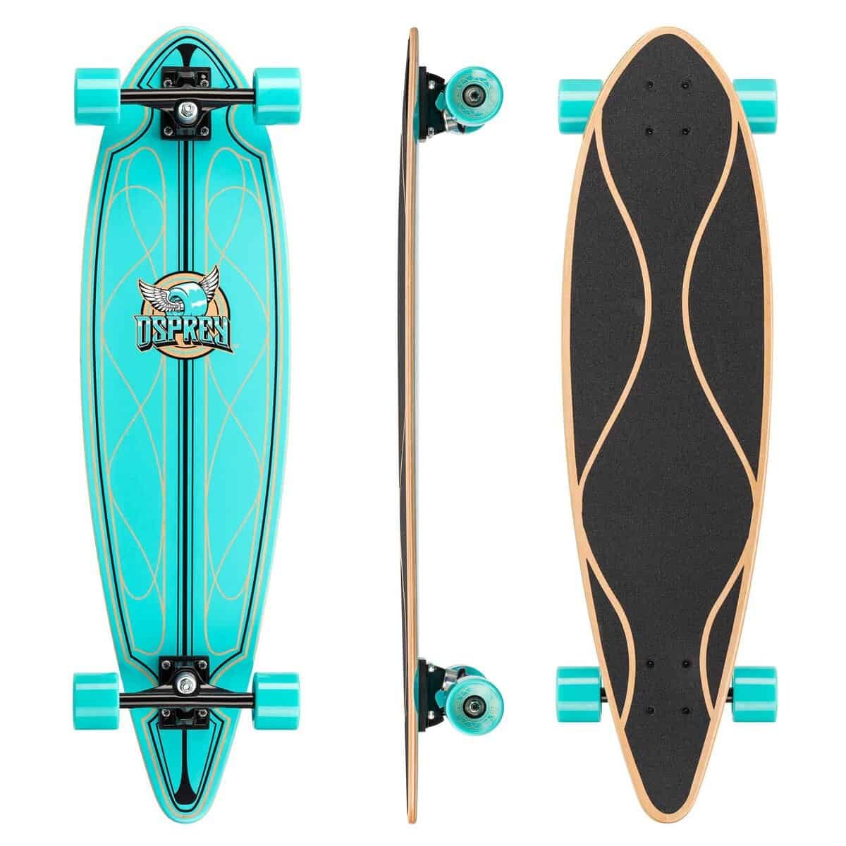 Kleurrijke kunststof skateboard met wielen en grafisch ontwerp, geschikt voor buitenplezier.
