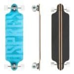 Witte skateboard met blauwe grafische print en wit-wielen, geïsoleerd op wit achtergrond.