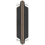 Vintage longboard skateboard met zwarte grip en houten details voor buitenplezier.