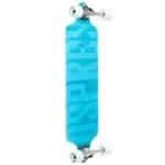 Age skateboard met blauwe print, witte wielen en influenceuze trucks voor buitenplezier.