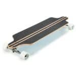 Robuuste longboard met gevulkaniseerd grip en witte wielen. Perfect voor buitenritten en skateplezier.