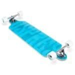 Kleurrijke skateboard met blauwe print en witte wielen voor buitenplezier.