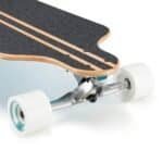 Robuuste skate met houten deck en witte wielen, perfect voor buitenplezier.