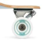 Steenwiel van skateboard met wit deck en blauwe details voor buitengebruik.