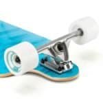 Kleine witte skateboardwielen en metalen trucks op een blauwe skateboard bovenkant.