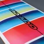 Kleurige skateboard deck met ontwerp en logo voor buitenplezier.