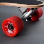 Grote rode skateboardwielen met CNC-ontwerp en nylon lager, geschikt voor buitengebruik.