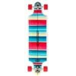 Klein skateboard met kleurrijke striped design en rode wielen voor buitenplezier.