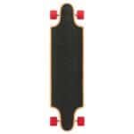 Korte skateboard met zwarte grip en rode wielen op witte achtergrond.