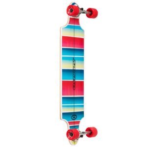 Kleurzame longboard met rood, blauw en geel ontwerp en rode wielen voor skateboard voor buitengebruik.