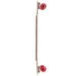 Skateboard met rood wheels en houten deck, ideaal voor buitenplezier en skate-avonturen.