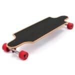 Korte houtskateboard met zwarte grip en rode wielen, ideaal voor buitenritten en tricks.