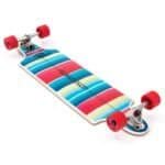 Kleurrijke skatebord met rode wielen en trendy design voor buitenplezier.