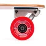 Skeelers met rode wielen en metalen bevestiging voor skates en skateboarden.