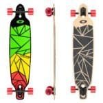 Kleurijke skate and board met geometrisch ontwerp en rode wielen voor buitenplezier.