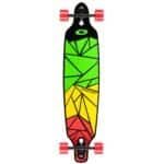 Kleurrijk skateboard met geometrisch ontwerp en rode wielen.