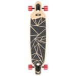 Kleine skateboard met geometrisch zwart design en rode wielen.