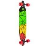 Kleurrijke longboard met geometrisch patroon en rode wielen voor buitengebruik.