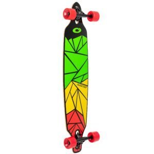 Kleurrijke longboard met geometrisch patroon en rode wielen voor buitengebruik.