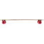 Kleurrijke longboard met rode wielen, geschikt voor buitenplezier en skateboardliefhebbers.