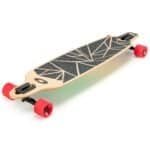 Kortewieken skateboard met geometrisch patroon en rode wielen voor buitenplezier.