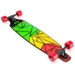 Kleurrijke longboard met geometrisch patroon en rode wielen voor buitensport plezier.