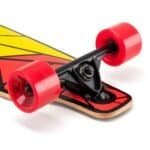 Korte omschrijving van skateboard met rode wielen en geometrisch design.