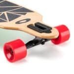 Korte skate met natuurlijke houten deck en rode wielen voor buitenplezier.