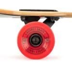 Skateboard wiel met rode banden en zwart chassis.