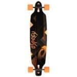 Kunststof skateboard met zwart en oranje geometrisch ontwerp en oranje wielen voor buitenplezier.