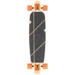 Kleurrijke longboard skate met griplaag en grote wielen voor buitengebruik.