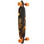 Snelle skate met oranje wielen en zwart-oranje ontwerp voor buitenplezier.
