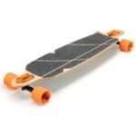 Klantgerichte skateboard met zwarte griplaag, oranje wielen en houten deck, ideaal voor buitenplezier en skateboardliefhebbers.