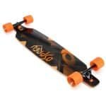 Snel skateboard met zwart en oranje design, geschikt voor alle niveaus.