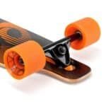 Kleurrijke skateboard met oranje wielen en gestileerd deck op een witte achtergrond.
