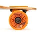 Kunststof skateboardwiel in oranje met zwart ontwerp, geschikt voor buitenboarden.
