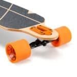 Premium elektrische skateboard met stevige houten deck en oranje wielen voor buitenplezier.