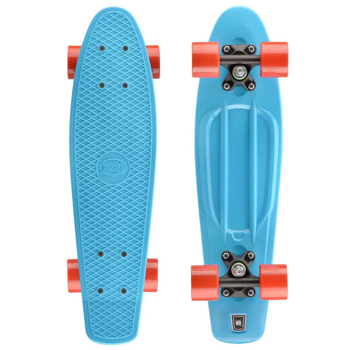 Kleurrijke skate cruiser met roze zolen en blauwe deckboard voor buitenplezier.