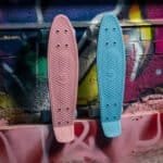 Kleurrijke skateboarden op kleurrijke muur, perfect voor buiten plezier en urban street style.