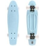 Kleine blauwe skateboard voor kinderen, compleet met witte wielen en antislip laag.