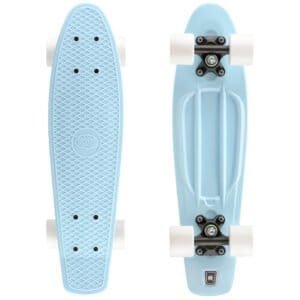 Kleine blauwe skateboard voor kinderen, compleet met witte wielen en antislip laag.