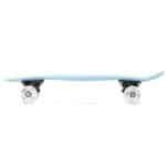 Light blue skateboard met witte wielen en uniek design voor buitenplezier.